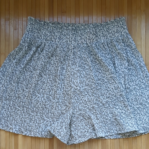 Promesa Pants - Women's Promesa Black and White Floral Shorts Skort, Size Large, NEW